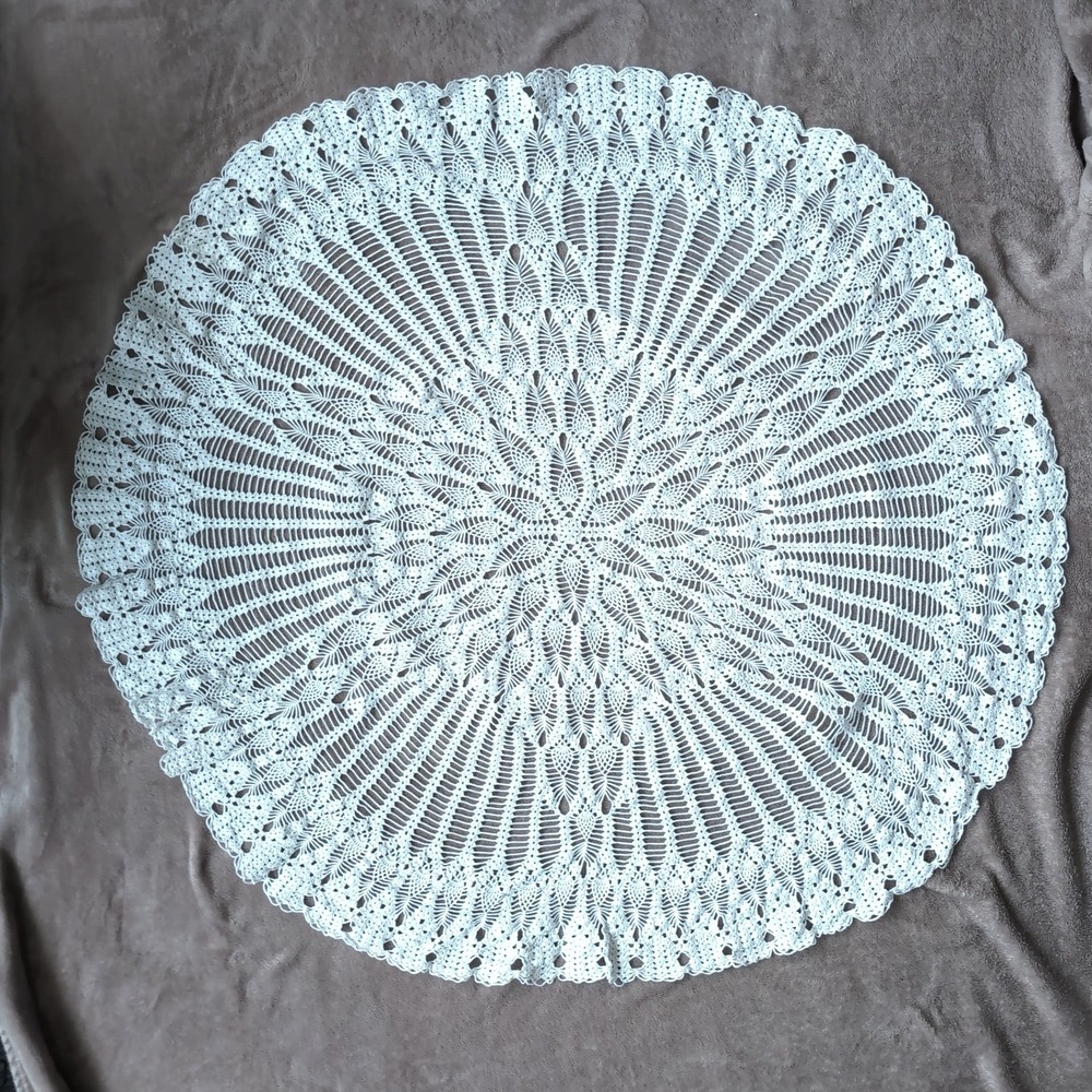 Vintage Hand Crocheted Lace Tablecloth 40" Round‎ Doily Centerpiece Pineapple